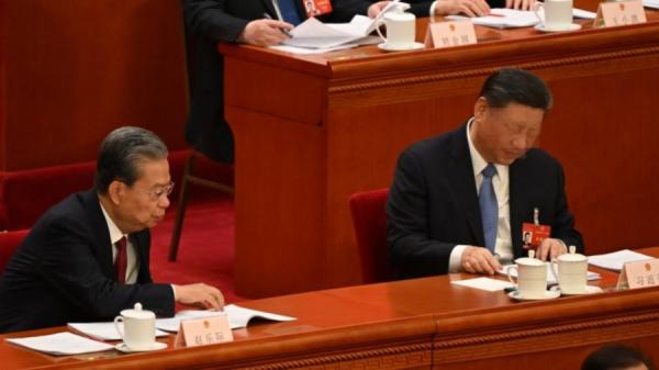 2024年3月8日,全国主席习近平(右)及全国人大委员长赵乐际在北京人民大会堂出席第十四届全国人民代表大会第二次全体会议。(图片来源:JADE GAO/AFP via Getty Images)