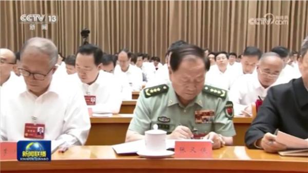 参加中央工作会议的张又侠在做笔记。(图片来源:视频截图)