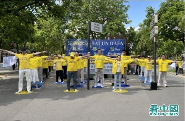 活动当日,巴黎的部分法轮功学员集体炼功。(法国看中国记者站)