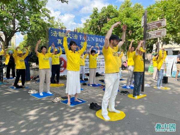 活动当日,巴黎的部分法轮功学员集体炼功。(法国看中国记者站)