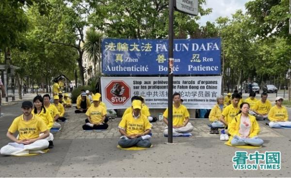 活动当日,巴黎的部分法轮功学员集体炼功。(法国看中国记者站)
