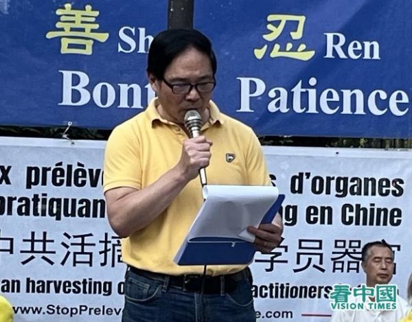 法国法轮大法协会会长唐汉龙先生在集会上发言(法国看中国记者站)