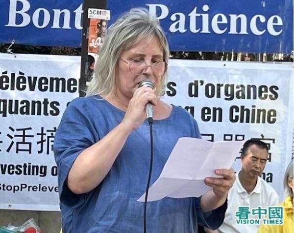 终止中共滥用器官移植国际联盟(ETAC)的法国成员克莉丝蒂娜(Christina)在集会发言。(法国看中国记者站)