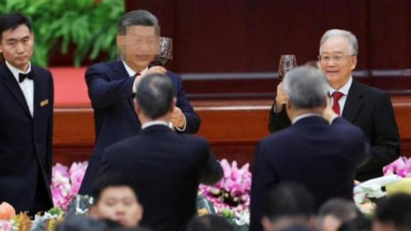 中共建政75周年,温家宝和习近平举杯祝酒。(视频截图)