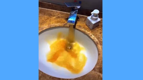 杭州自来水如粪水般又黄又臭。(视频截图)