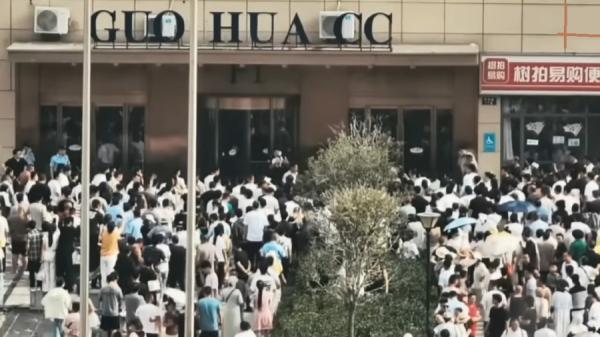 月21日,山东临沂投资平台“树拍易购”爆雷,数千名投资者到该公司总部要求退款。(图片来源:视频截图)