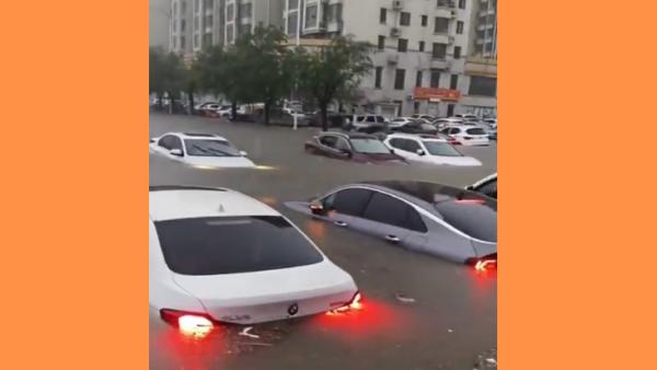 7月25日,河北涿州下暴雨,部分街道被淹了。(图片来源:视频截图)