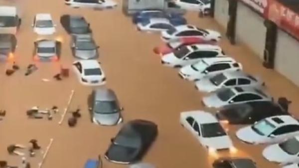 北京极端暴雨加上水库泄洪,造成大量车辆泡水。(图片来源:视频截图)