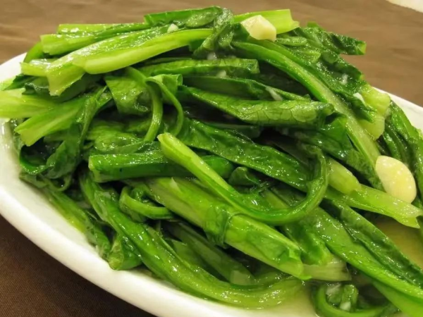 蔬菜经过久放和再加热,维生素、叶绿素等营养流失多,还更易变质,不利身体健康。(图片来源:网络图片)