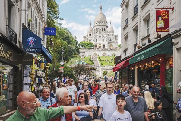 巴黎蒙马特高地上游客众多 (DIMITAR DILKOFF/AFP via Getty Images)