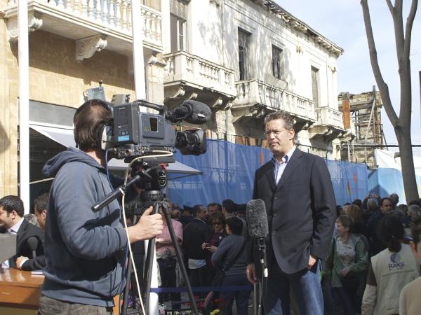 一位驻地记者在进行报导(Steffen Löwe/Wikipedia/CC BY-SA 3.0)