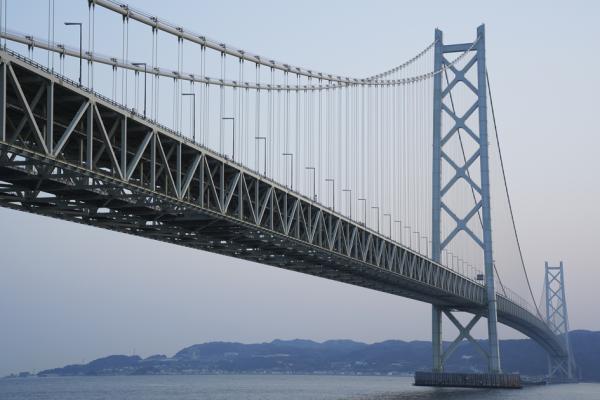 图为目前世界跨距第二长的吊桥,日本明石海峡大桥。(陈苡衔/Wikipedia/CC BY 4.0)