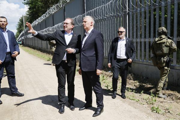 7月21日，波兰和德国内政部长视察边境。（Photo by WOJTEK RADWANSKI/AFP via Getty Images）