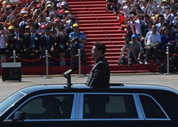 2015年9月3日,习近平在天安门广场举行的阅兵式上检阅军队。(图片来源:Getty Images)