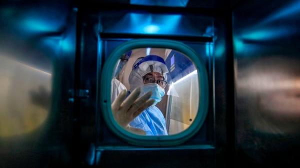 2020年3月10日,湖北COVID-19疫情期间武汉市红十字会医院医务人员在隔离病房。(图片来源:Getty Images)