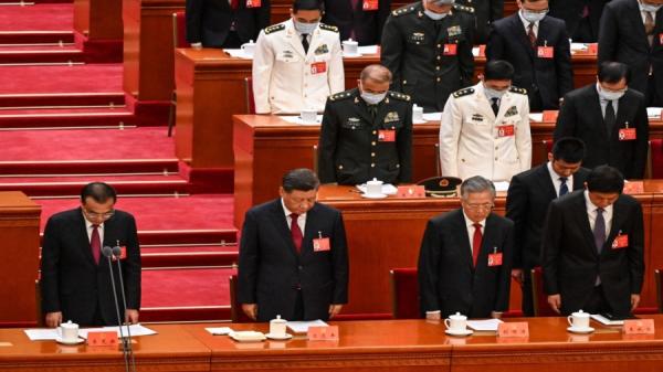 2022年10月16日,中国共产党第二十次代表大会在北京人民大会堂开幕,国务院总理李克强、国家主席习近平、前国家主席胡锦涛、政治局常委栗战书与其他代表一起,在大会开幕式上向革命先烈默哀一分钟。(图片来源:NOEL CELIS/AFP via Getty Images)