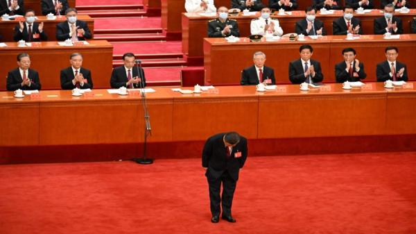 2022年10月16 日,中共党魁习近平在北京人民大会堂举行的中国共产党第二十次代表大会开幕式上鞠躬致意。(图片来源:NOEL CELIS/AFP via Getty Images )