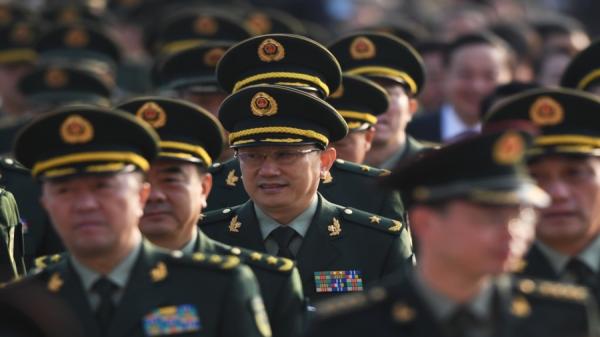 2017年10月24日,军队代表抵达北京人民大会堂,参加中共第十九次大会闭幕会。(图片来源:Getty Images)