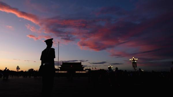 2013年7月4日,一名武警在北京天安门广场站岗。(图片来源:Feng Li/Getty Images)