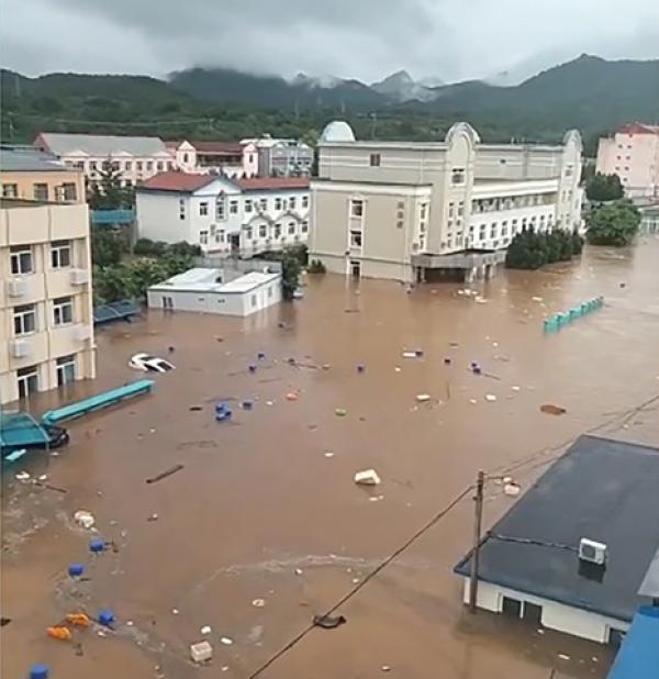 北京暴雨引发山洪,密云水库泄洪,一片汪洋。