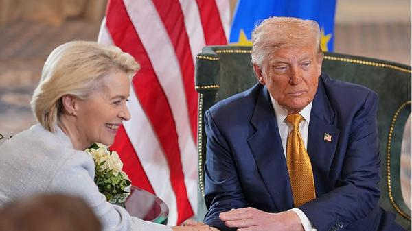 2025年7月27日,美国总统川普与欧委会主席冯德莱恩共同宣布达成关键性贸易协议。(Andrew Harnik/Getty Images)