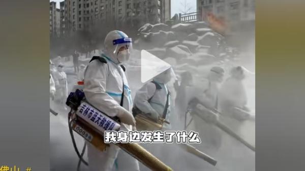 广东佛山爆发基孔肯雅热疫情,外来救援队正在帮助消杀蚊子。(图片来源:视频截图)