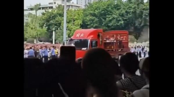传四川江油抗议民众,被装进运猪车拉走。(图片来源:视频截图)
