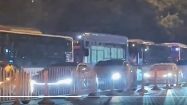 北京中共国家信访局门前访民暴增,当局用13辆大巴车将他们拉到久敬庄“软禁”。(图片来源:视频截图)