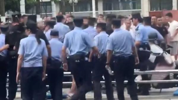 四川江油14岁女孩遭霸凌,官方处理结果引发大规模示威抗议,遭警察暴力镇压。(图片来源:视频截图)