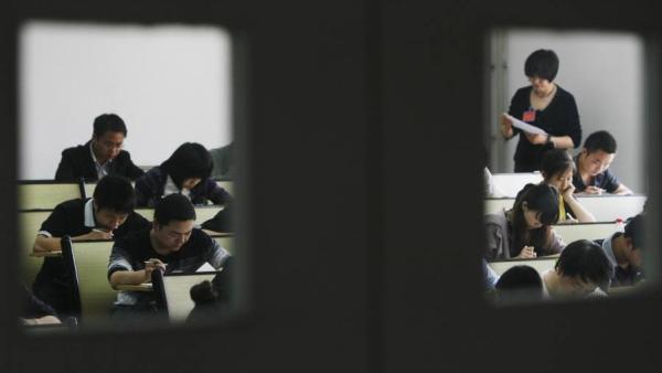 湖北省武漢市華中科技大學的學生參加公務員考試。(圖片來源:Getty Images)