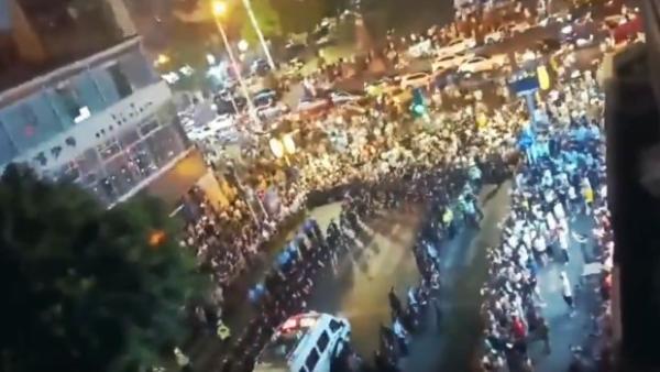 四川江油因一未成年人遭遇霸凌、质疑官方处理不公,引发大规模抗议。(图片来源:视频截图)