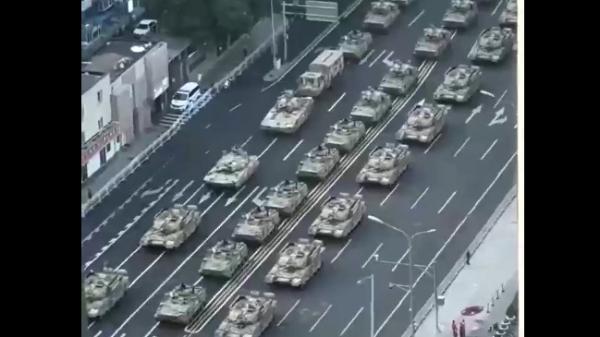 8月17日,北京东城区街道突然涌入大量坦克。(图片来源:视频截图)