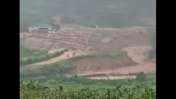 云南宁洱县因洪涝发生泥石流的惨景,致6人死亡。(图片来源:视频截图)