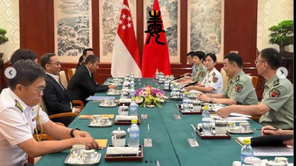 网络封锁控制如此严密,中共完全控制着舆情起落架,热点就是捅马蜂窝马,这个时候,王莉霞突然在朋友圈火了,看来还是舆论故伎而已。 时间是标准的“验尸官”:8月16日,内蒙区现任主席王莉霞,在巴彦淖尔乌拉特后旗指挥山洪搜救工作,鼓噪抢救失联人员。8月17日看望伤员还承诺“政府全力保障安全”,当晚拖着疲惫的身体回家,就与丈夫一同被捉走。中纪委监委随后对外公布调查消息。 过了不到一顿饭的功夫,大陆文章“网爆”王莉霞,声势就巨大起来。仿佛所有材料、证据、绯闻、传说、把柄,早就储存在中纪委的抽屉中,或者是从王岐山留存的500万分档案中随机挑选出来,释放在网络空间。 但其实也不是随机。 变装女王王莉霞 变装女王王莉霞,几乎所有的故事在很短时间内就已经汇集网络(图片来源:网络截图) 中共建政后,巧立名目了五个自治区,目前是“五区主席归秦城”——今年首位正部级落马,是曾任雪域高原的西藏主席齐扎拉;也不是很久,广西蓝天立主席就身陷囹圄了;再随后,曾任宁夏主席的刘慧锒铛入狱,加上2019年被判无期徒刑的新疆原主席努尔·白克力——他们完全可以开个碰头会,进一步研究关于区域自治的AI方案了,如果打麻将,就轮流出一人当裁判。