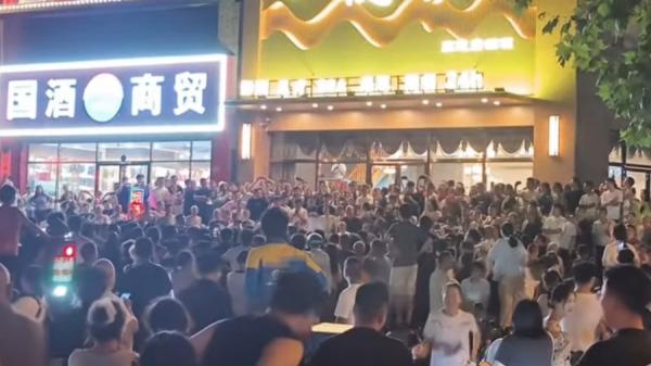 8月25日,湖北武汉金地广场爆发激烈的警民冲突。(图片来源:视频截图)