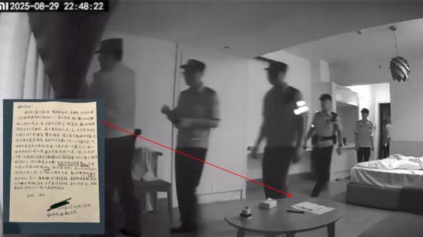 重庆勇士投屏“没有共产党才有新中国”警察在大约50分钟后到达现场,勇士留书,声情并茂(图片来源:视频截图)