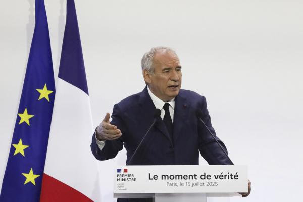 法国总理贝鲁7月15日公布了法国2026年预算的主要指导方针,提出削减400亿欧元公共支出的计划。(Ameer Alhalbi/Getty Images)