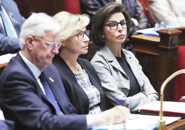 2024年10月8日,法国时任总理巴尼耶(左)和法国文化部长达蒂(右)出席国民议会向政府提问的会议。(Photo by THOMAS SAMSON/AFP via Getty Images)