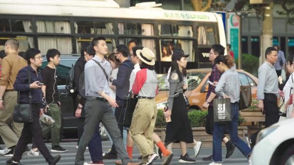 为生计奔波的年轻人