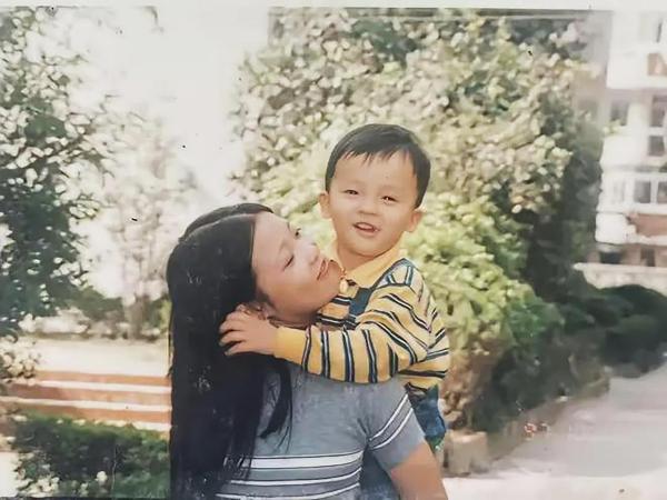 唐蔚华与儿子小时候的合影