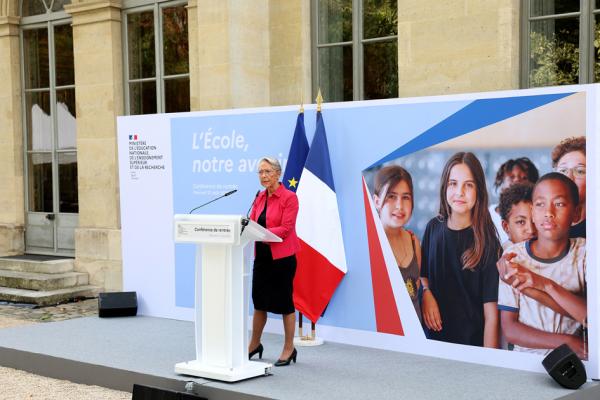 法国教育部长博尔内在8月27日的记者会上介绍了新学年的多项重要改革。(Xavier GALIANA / AFP)