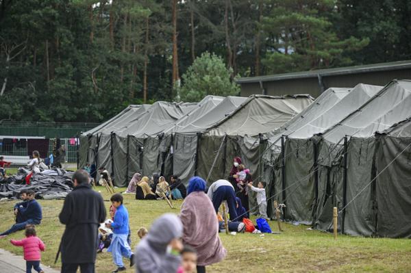 2021年8月,德国凯泽斯劳滕(Kaiserslautern),刚从阿富汗抵达的难民被安置在美国陆军莱茵军械营(ROB)的临时营地中。(Sascha Schuermann/Getty Images)