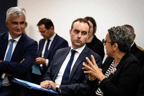 9月13日,法国新总理勒科尔尼(中)在马孔市(Mâcon)视察省级卫生中心。(JEFF PACHOUD/AFP via Getty Images)