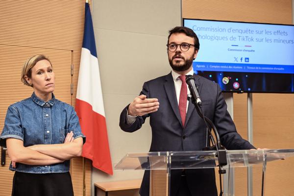 9月11日,米勒(左)与德拉波尔特(右)向媒体介绍国民议会调查委员会关于TikTok对未成年人心理影响的报告。(BERTRAND GUAY/AFP via Getty Images)