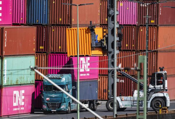 4月中旬的柏林集装箱码头(JOHN MACDOUGALL/AFP via Getty Images)