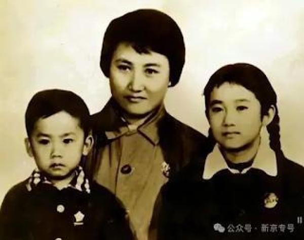 张志新和她的两个孩子。（图片来源：网络图片）