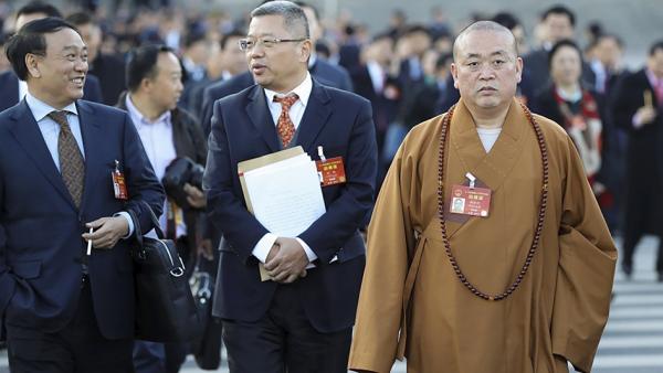 少林寺前任住持释永信(右)在北京参加两会。(Getty Images)