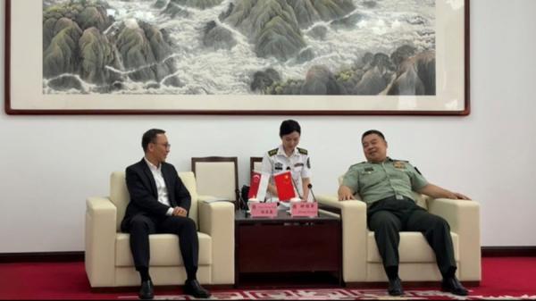 新加坡国防部常任秘书陈庆基在与国防大学政委钟绍军会见时,钟绍军几乎是躺在沙发上摆谱,引起嘲讽。 (新加坡国防部脸书)