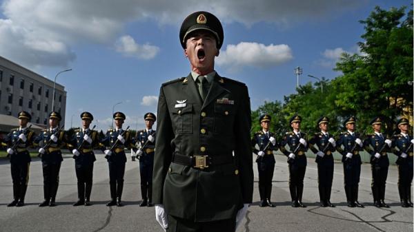 中共党魁习近平即将举行9月3日抗战胜利纪念阅兵之际,重庆爆发一系列事件,特别是高楼投影抗议,再次将这座城市推向全国焦点。这不仅仅是一次单一的抗议活动,更被视为中国社会内部三股潜在反抗力量正在悄然集结的预兆。(图片来源:Kevin Frayer/Getty Images)