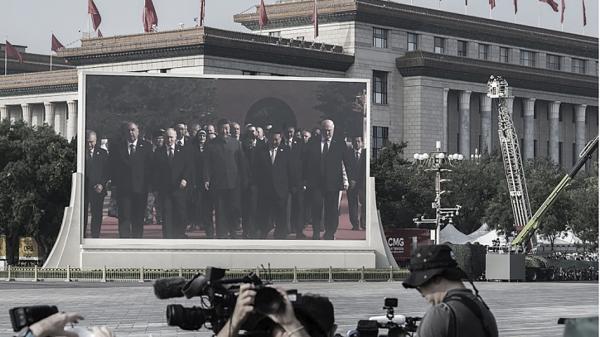 九三阅兵,习近平与外国领导人前往观礼台,出现在天安门广场的大萤幕上。(Kevin Frayer/Getty Images)